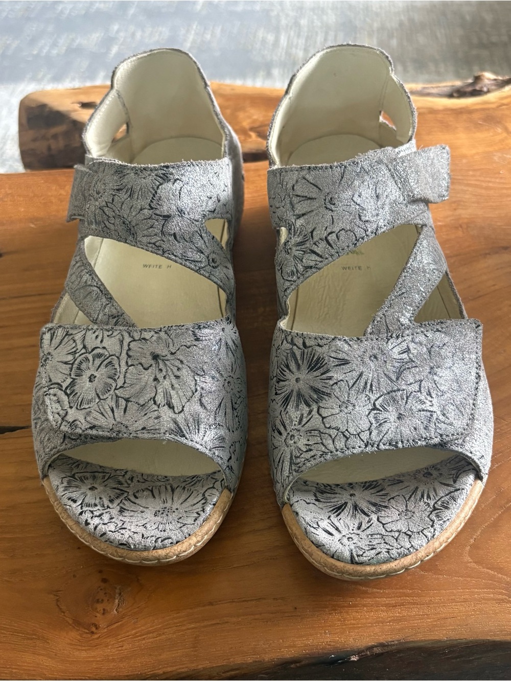 Women's Floral Embossed Wedge Sandals - Silver